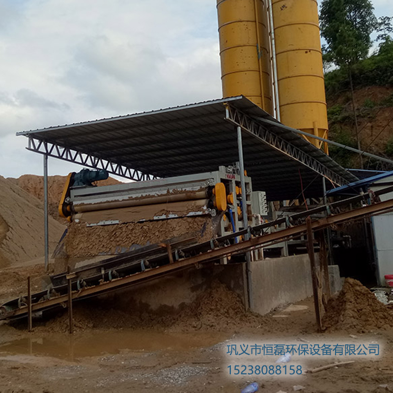 內(nèi)蒙古自治區(qū)浙江李總洗沙場2000型帶式壓濾機工作現(xiàn)場